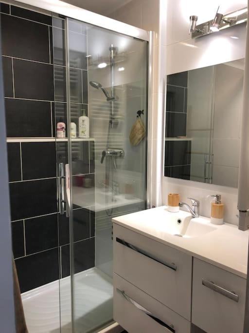 Appartement En Duplex Avec Parking Et Jardinet Бурж Екстериор снимка