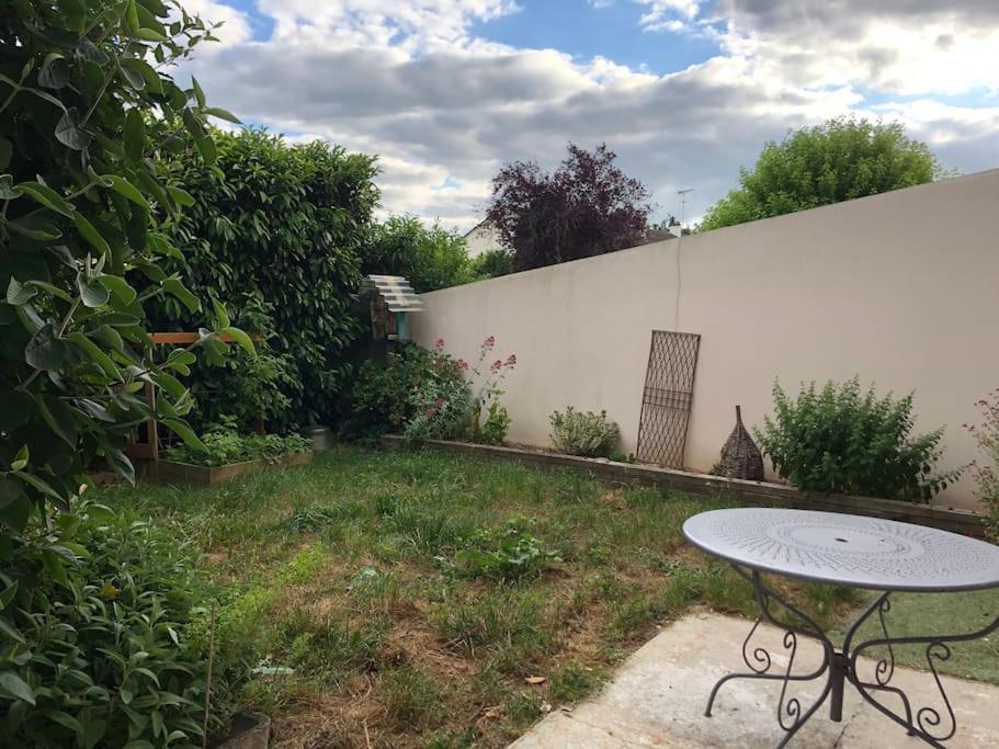 Appartement En Duplex Avec Parking Et Jardinet Бурж Екстериор снимка