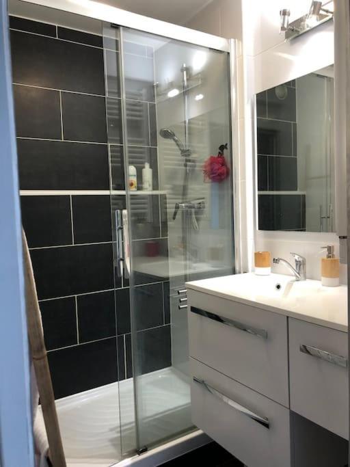 Appartement En Duplex Avec Parking Et Jardinet Бурж Екстериор снимка