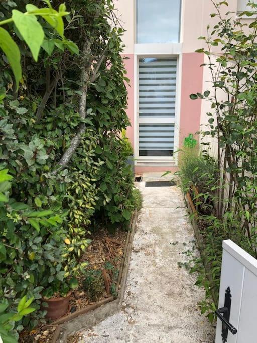 Appartement En Duplex Avec Parking Et Jardinet Бурж Екстериор снимка